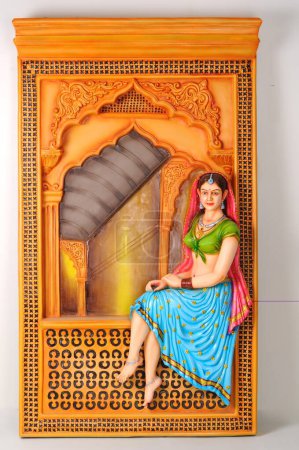 Téléchargez les photos : Figurine en argile, statue de jeune fille rajasthani assise sur jharoka - en image libre de droit
