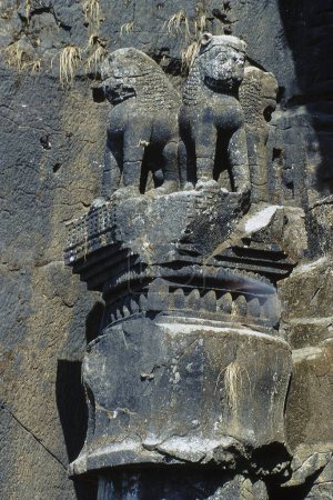 Tallado en Ashok Stambha, Cuevas de Karla, Lonavala, District Pune, Maharashtra, India, Asia