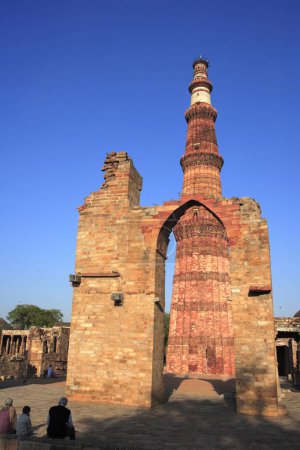 Qutb Minar durch Bogen gebaut 1311 roter Sandsteinturm, indo-muslimische Kunst, Sultanat Delhi, Delhi, Indien UNESCO-Weltkulturerbe