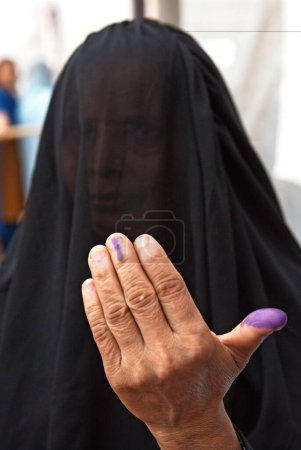 Téléchargez les photos : Femme musulmane montrant sa marque de vote aux élections, Bombay Mumbai, Maharashtra, Inde 30-avril-2009 - en image libre de droit