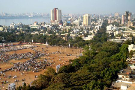 Téléchargez les photos : Vue aérienne des partisans du Shivaji Park Congress se rassemblent pour le rassemblement public de Sonia Gandhi, Bombay Mumbai, Maharashtra, Inde - en image libre de droit