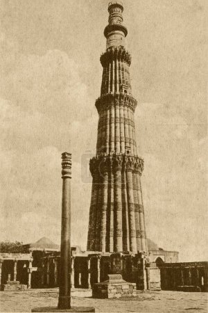 Téléchargez les photos : Carte postale ancienne de qtab minar et pilier de fer, Delhi, Inde - en image libre de droit