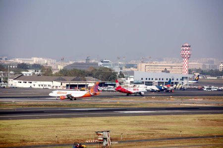 Téléchargez les photos : Aéroport international de Chhatrapati Shivaji ou aéroport international du Sahar avec hangar de stationnement des vols, Bombay Mumbai, Maharashtra, Inde - en image libre de droit