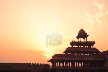 Lever de soleil au Panch Mahal à Fatehpur Sikri construit au cours de la seconde moitié du XVIe siècle en grès rouge ; capitale de l'empire moghol ; Agra ; Uttar Pradesh ; Inde Site du patrimoine mondial de l'UNESCO