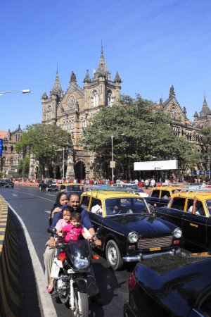 Téléchargez les photos : Street view at Chhatrapati Shivaji Terminus (anciennement Victoria Terminus) Architecture néogothique victorienne mêlée à l'architecture traditionnelle indienne construite entre 1878 et 1888 Gare indienne ; Bombay Mumbai ; Maharashtra ; Inde UNES - en image libre de droit