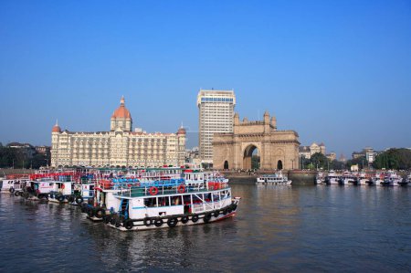 Téléchargez les photos : Porte d'entrée de l'Inde et hôtel Taj Mahal ; ferryboats en mer ; Bombay Mumbai ; Maharashtra ; Inde - en image libre de droit