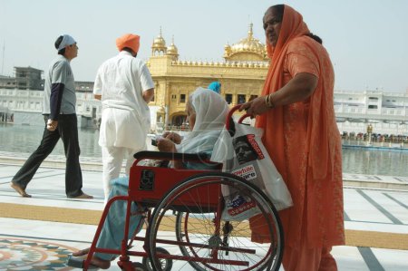 Téléchargez les photos : Pèlerins au temple d'or, Amritsar, Punjab, Inde - en image libre de droit