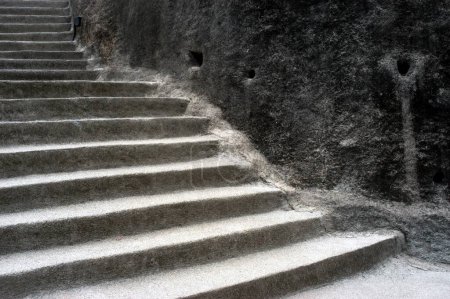 Escaleras que conducen a las cuevas de Ajanta en Maharashtra; India