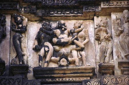 Erotische Bilder auf der Außenseite des Vishwanath Tempels, Khajuraho, Madhya Pradesh, Indien