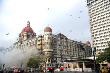 Téléchargez les photos : Fire in old wing of Taj Mahal hotel ; after Terrorist attack by Deccan Mujahedeen on 26 November 2008 in Bombay Mumbai ; Maharashtra ; India - en image libre de droit