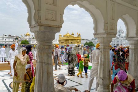 Téléchargez les photos : Les gens au temple d'or, amritsar, punjab, Inde, Asie - en image libre de droit