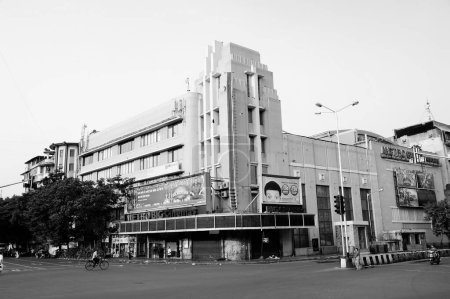 Téléchargez les photos : Vélo, Metro Cinema Building, Cinéma Art déco, Dhobi Talao, Mumbai, Maharashtra, Inde, Asie - en image libre de droit