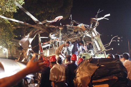 Téléchargez les photos : Explosion d'une bombe sur un BEST Bus près de la centrale téléphonique de Ghatkopar en dehors de l'arrière des véhicules et a également pris l'impact avec trois Autos et deux motos gravement endommagées, Mumbai, Maharashtra, Inde. - en image libre de droit