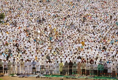 Foto de Multitud ofreciendo su Eid al Fitr o Ramzan id namaaz en Lashkar-e-Eidgaah ground, Malegaon, Maharashtra, India - Imagen libre de derechos