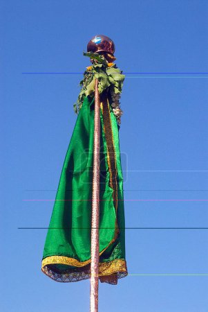 Gudi élevé pour célébrer Gudi Padva Nouvel An hindou ; Thane ; Maharashtra ; Inde