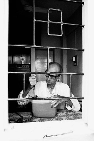 Foto de Presidente del PSI Limaye reparando tostadora Pune Maharashtra India Asia 1984 - Imagen libre de derechos