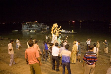 Téléchargez les photos : Fairwell of the Durga Idol into the water of River HooApproximativement, Visarjan, Durga Pooja dussera Vijayadasami Navaratri Festival, Babughat, Calcutta Kolkata, Bengale occidental, Inde - en image libre de droit