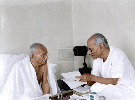 Téléchargez les photos : Mahatma Gandhi discutant avec C Rajagopalachari, Mumbai, Maharashtra, Inde, Asie, 21 juin 1945 - en image libre de droit