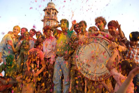 Téléchargez les photos : Les gens qui jouent avec les couleurs sur holi festival, Jodhpur, Rajasthan, Inde - en image libre de droit