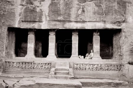 Téléchargez les photos : Grottes rupestres Badami, Karnataka, Inde - en image libre de droit