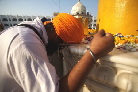 Téléchargez les photos : Célébrations de 300e année de consécration du Guru perpétuel Granth Sahib Sikh, dévots priant à Sachkhand Saheb Gurudwara à Nanded, Maharashtra, Inde - en image libre de droit