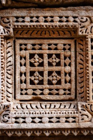 Geometrische Muster; Rani ki vav; Steinbildhauerei; unterirdische Struktur; Stufengang; Patan; Gujarat; Indien
