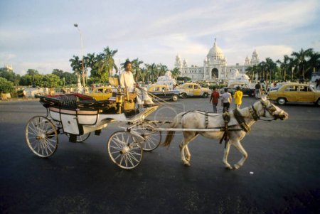 Téléchargez les photos : Chariot à cheval près de Victoria Memorial Building (1921), Calcutta, Bengale occidental, Inde - en image libre de droit