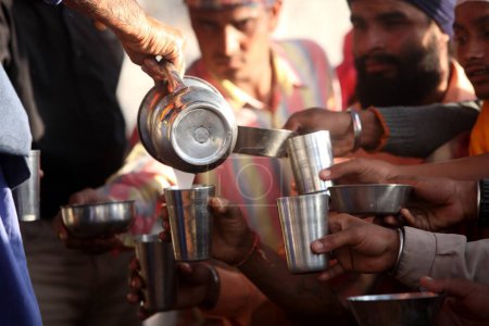 Téléchargez les photos : Karsevak distribue du bhang ou du thandai aux dévots lors des célébrations de Hola Mohalla à Anandpur sahib dans le district de Rupnagar au Pendjab, en Inde - en image libre de droit