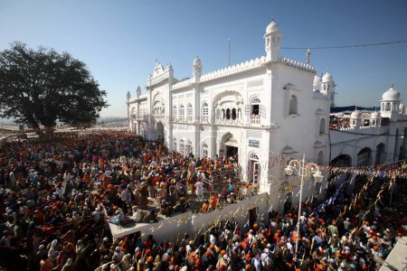 Foto de Devotos a las puertas de Anandpur sahib Gurudwara durante el festival Hola Mohalla en el distrito de Rupnagar, Punjab, India - Imagen libre de derechos