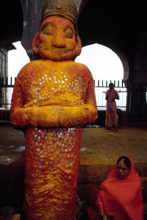 Téléchargez les photos : Grande statue rouge orange du démon Malla qui s'était converti d'un démon à un dévot de Khandoba, Somvati Amas, Jejuri, Maharashtra, Inde - en image libre de droit