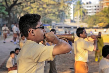Téléchargez les photos : Des écoliers jouent de la trompette, du mumbai, du maharashtra, de l'Inde, de l'asie - en image libre de droit