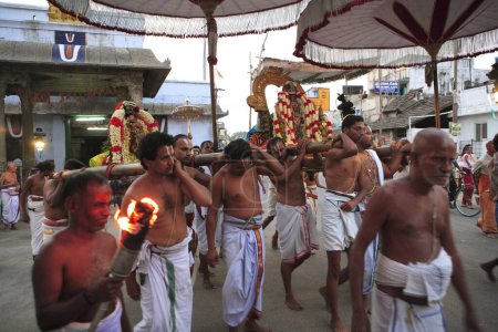 Téléchargez les photos : Vaishnav dévots en procession de dieu, District Kanchipuram, Tamil Nadu, Inde - en image libre de droit