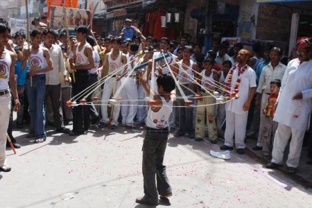 Téléchargez les photos : Enfants exécutant un spectacle acrobatique à Ramnavmi Procession, Jodhpur, Rajasthan, Inde - en image libre de droit
