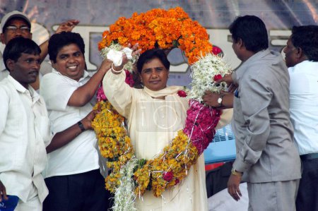 Téléchargez les photos : La présidente du BSP Mayawati accueillie sur scène par les partisans de son parti lors de la campagne électorale pour l'élection de 2004 de Lok Sabha à Nagpur, Maharashtra, Inde - en image libre de droit