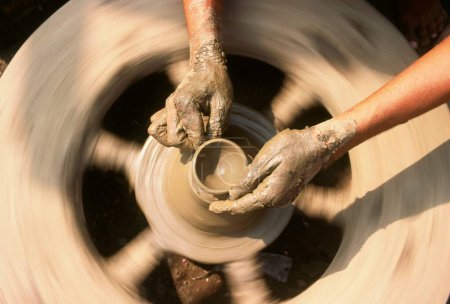Téléchargez les photos : Poterie, main de potier donnant forme à pot d'argile sur roue, Rajasthan, Inde - en image libre de droit