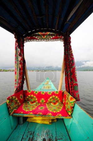 Shikara canoa en el lago dal, Srinagar, Jammu y Cachemira, India