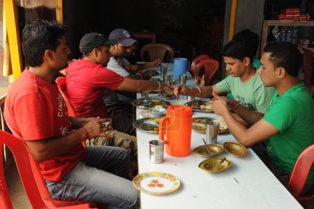Foto de Personas que comen, Srinagar, jammu Cachemira, India, Asia - Imagen libre de derechos