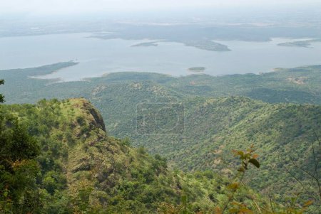 Eine Szene vom Bhavani Sagar See auf dem Weg nach Porivarai Felsmalerei von Karikkiyoor; Nilgiris; Tamil Nadu; Indien