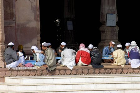 Téléchargez les photos : Garçons musulmans étudiant à madarsa au majestueux Taj-ul-Masjid rose construit dans les années 1870 par Shahjehan Begum ; Bhopal ; Madhya Pradesh ; Inde - en image libre de droit