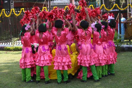 Téléchargez les photos : Filles indiennes en robe colorée danse de performance - en image libre de droit