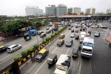 Foto de Tráfico en la autopista expreso occidental en Bombay Mumbai; Maharashtra; India - Imagen libre de derechos
