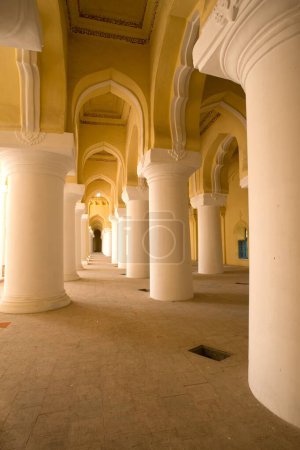 Foto de Fila de columnas y arcos del palacio thirumalai nayak, Madurai, Tamil Nadu, India - Imagen libre de derechos
