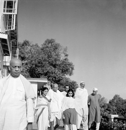 Foto de Sardar Vallabhbhai Patel, Abha Gandhi, Mahatma Gandhi, Acharya Kripalani, Sita Gandhi, Khan Abdul Gaffar Khan y Jawaharlal Nehru en Simla, India - Imagen libre de derechos