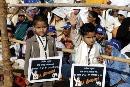 Téléchargez les photos : Enfants partisans du parti Bahujan Samaj BSP lors d'un rassemblement électoral à Bombay Mumbai, Maharashtra, Inde - en image libre de droit