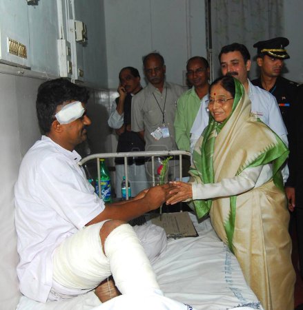 Téléchargez les photos : Visite du Président Pratibha Patil à l'hôpital JJ pour rencontrer des blessés lors d'une attaque terroriste perpétrée par des moudjahidines du Deccan, en Inde - en image libre de droit