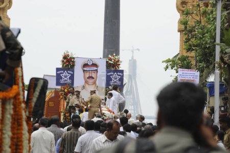 Foto de Homenaje al Jefe del Escuadrón Antiterrorista Hemant Karkare después de muerto por ataque terrorista en Bombay Mumbai, Maharashtra, India 26, Noviembre, 2008 - Imagen libre de derechos