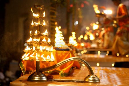 Téléchargez les photos : Diyas ou lampes à huile utilisés pour exécuter Ganga Pooja à Dasaswamedh Ghat, Varanasi, Uttar Pradesh, Inde - en image libre de droit