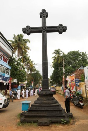 Croix devant l'église Saint Hormice en 1540 à Angamally près d'Ernakulum ; Kerala ; Inde