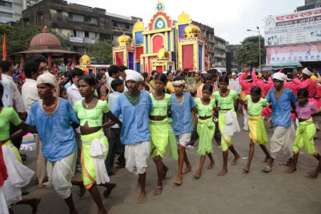 Téléchargez les photos : Danse tribale Warli sur la route pendant la procession religieuse de la déesse Amba devis arrivée, de Kalwa à Tembhi Naka, Thane, Maharashtra, Inde - en image libre de droit