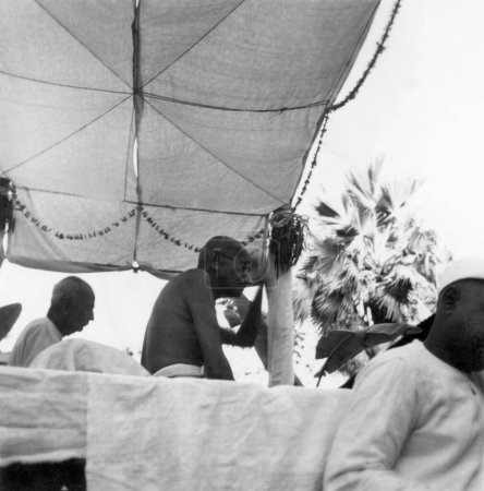 Téléchargez les photos : Mahatma Gandhi lors d'une réunion de prière, Thakkar Bapa, novembre 1946, Inde - en image libre de droit